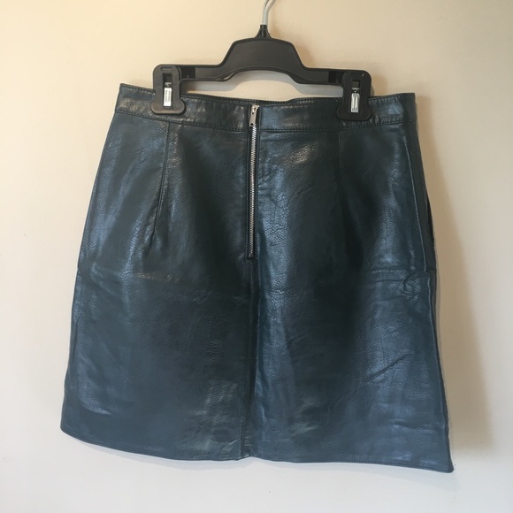Zara basic size medium army green leather skirt. - Picture 5 of 9
